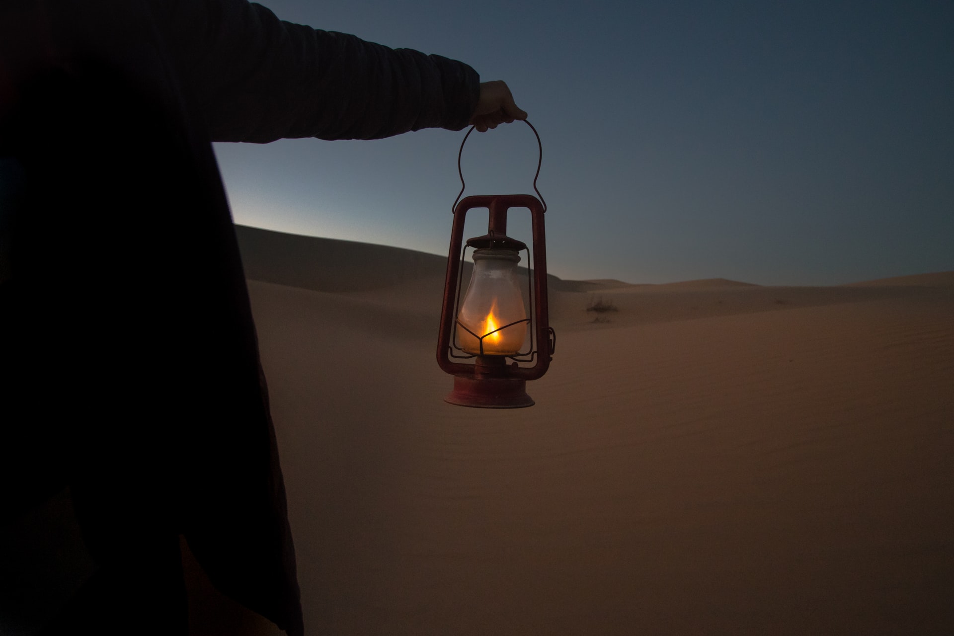 ما حكم من افطر في رمضان بسبب العمل